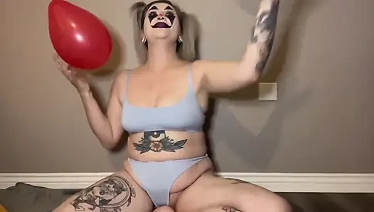 Gadis badut ditzy dientot dari balon dan bugil