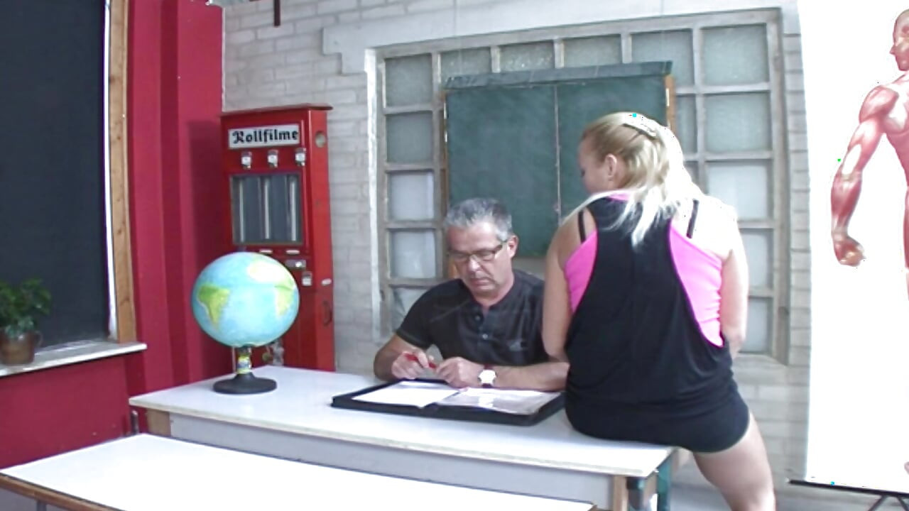 วัยรุ่นเยอรมันผมบลอนด์ที่น่าดึงดูดใจโดนเย็ดหมู่สามคนในห้องเรียน