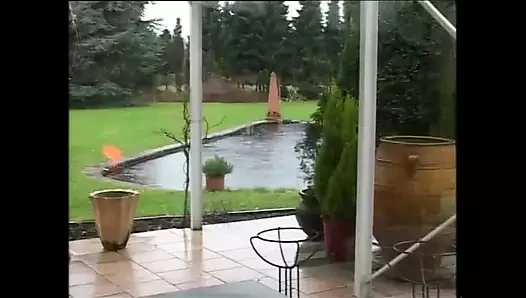 Возбужденная милфа наслаждается как шлюшка с огромным членом внутри, который кончает на ее киску