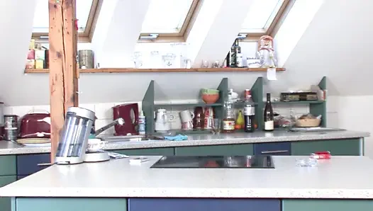 Kalın Alman kaltak mutfakta yarağa biniyor