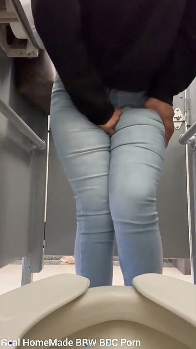 Verzweifelt nach pisse hüpfender zusammenstellung