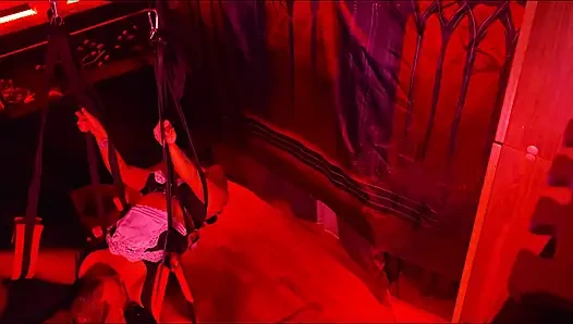 Pasangan bertukar pasangan di ayunan