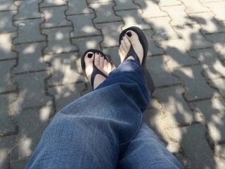 Sexy voeten tijdens de wandeling