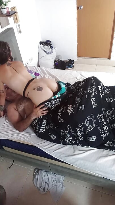 A szeretőm videót készít nekem.