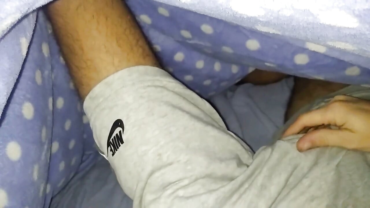 털이 무성한 거대한 자지를 가진 남자가 발정나서 볼을 비워