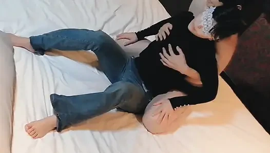 Kırmızı iç çamaşırlı büyük memeli evli bir kadını okşuyor ve parmaklayarak boşaltıyor. Ev yapımı amatör kişisel fotoğrafçılık kawasaki jk