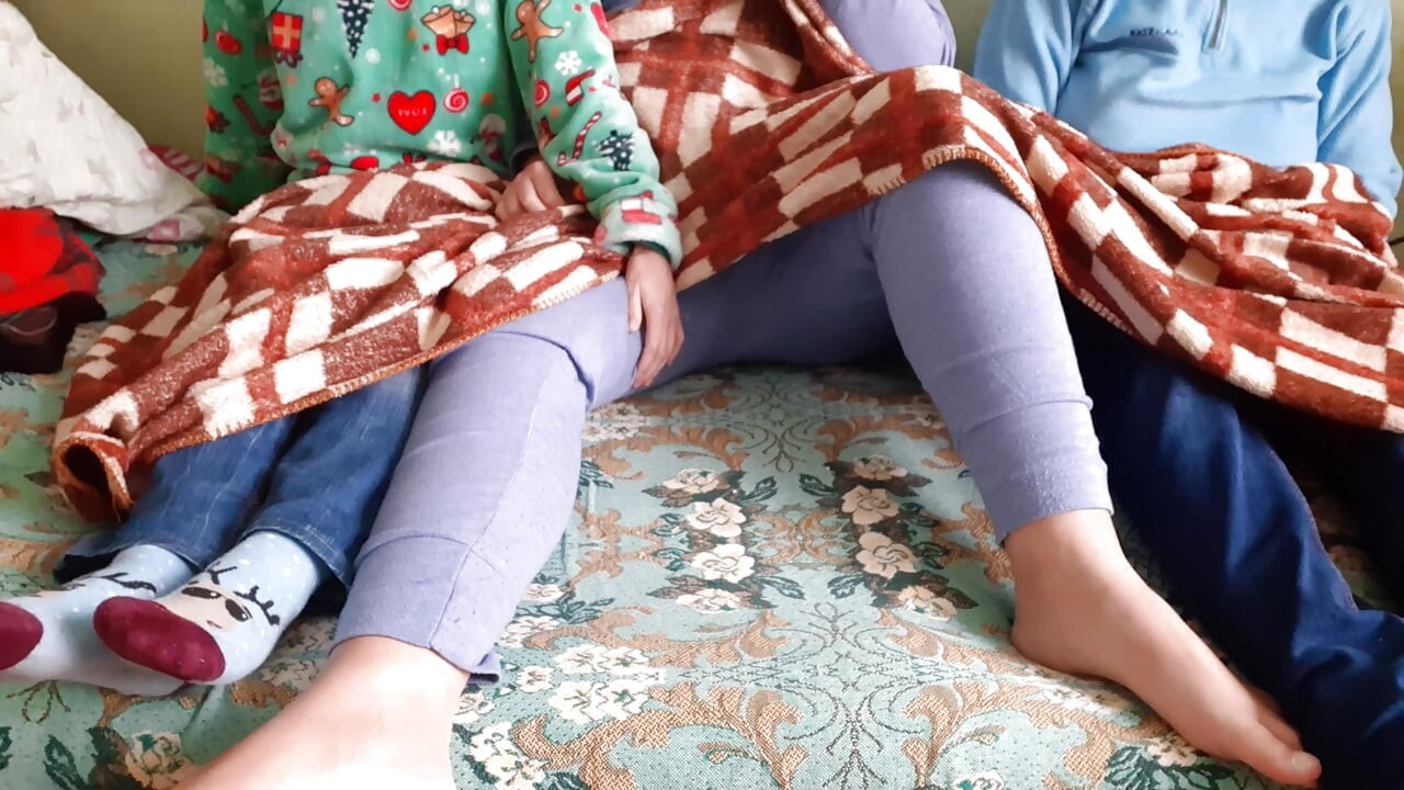 أخت صديقتي هزتني بينما كنا نحن الثلاثة نشاهد مسلسلا تلفزيونيا