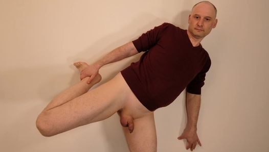 Kudoslong, nur ein springer posiert, zeigt seinen ungeschnittenen rasierten schlaffen penis