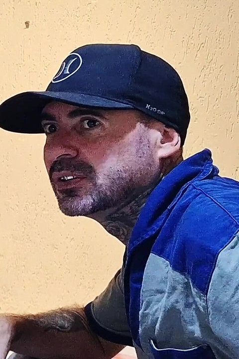 فتاة صغيرة وحدها في المنزل تستقبل فني شقي