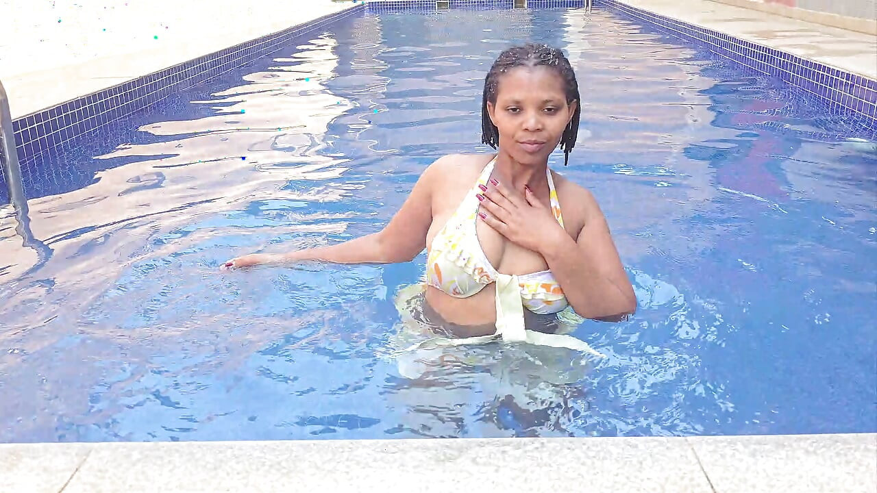 CHUBBY Female Masturbation IN SWIMMING POOL
