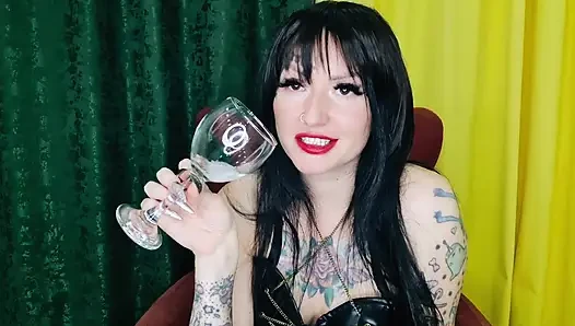 Фетиш на плевание в стакан. Вы будете выпивать его по капле!