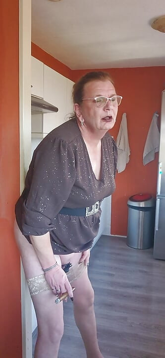 ディルドを楽しみながら葉巻を楽しんでいます