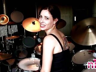 Lezbiyen Nina Drummer göğüslerini ve amcığını gösteriyor