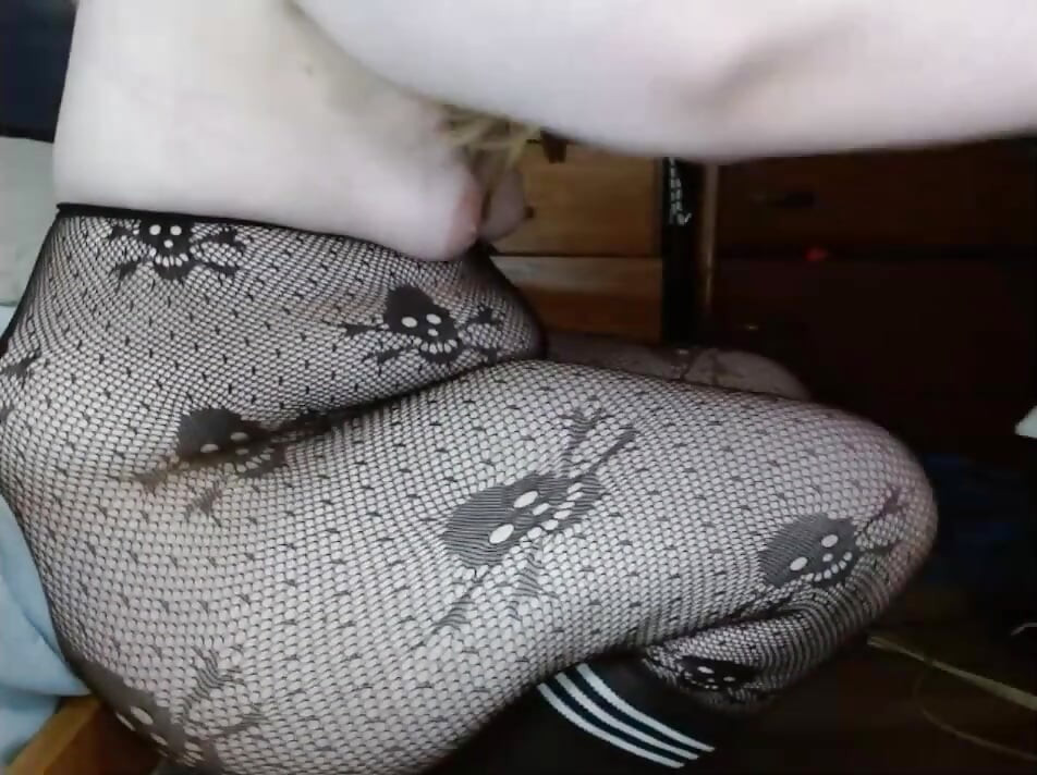 Dik cross dressoir stuitert zijn tieten terwijl ze een dildo in de kont neemt