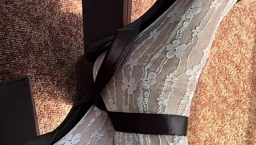 Beyaz çoraplı ve ayaklarımda yüksek topuklu ayakkabılar