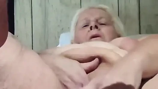 Göğüslerine şaplak atıyor ve klitoris azgın değersiz bir kaltak