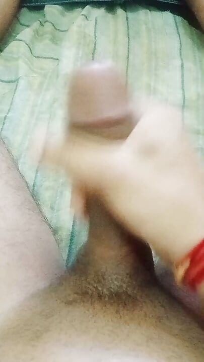 Ta Priya Bhabhi, en regardant la vidéo de son cul, a fait gicler son jus