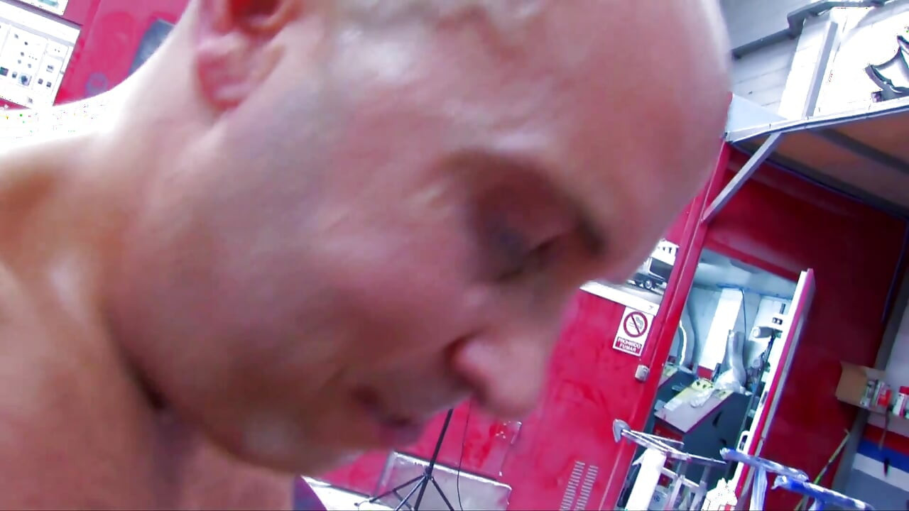 Két szexi ribancot csavaroznak be egy garázsba durva szerelők