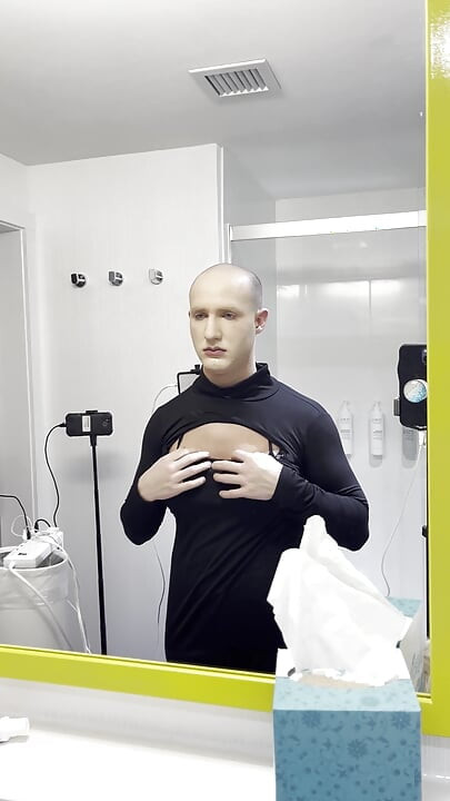 Bărbat la blondă frumusețe feminină makeover Transformare