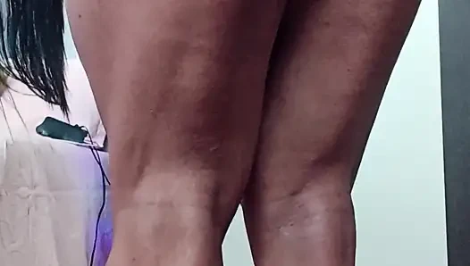 Milf ebony mengerjakan posenya