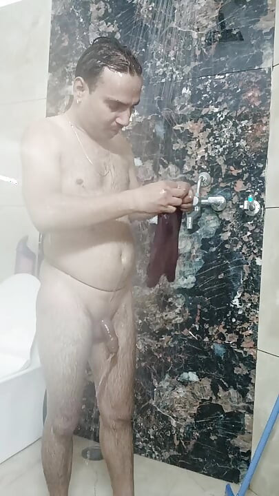Indiano Rajasthani - homem gosta de banho e show de magistratura com tio policial e tio oficial do exército