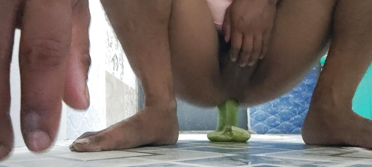Gay ladka apni Gand mein khire ko Basa kar maar raha hai
