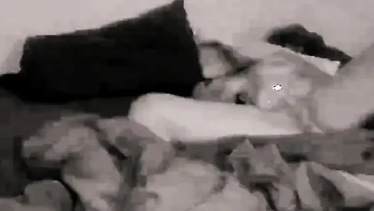 Onu içime boşaltıyorum, böylece boşaldığımda içimden damladığını hissedebiliyorum
