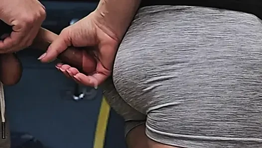 Öffentlicher bus, handjob, fremder sperma roh, riskant und verdammt heiß! Sie streichelt seinen dicken schwanz und neckt ihn, bis er in der Öffentlichkeit explodiert