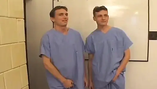 Идеальную крошку-брюнетку трахнули несколько врачей