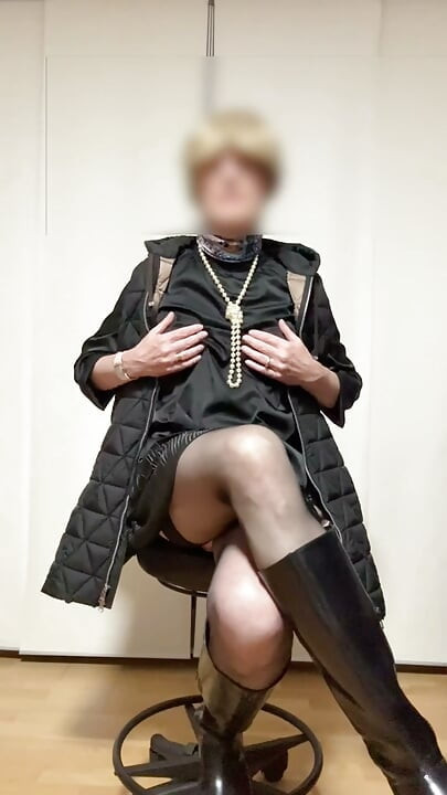 Secretară în cizme și lenjerie care ajunge la orgasm