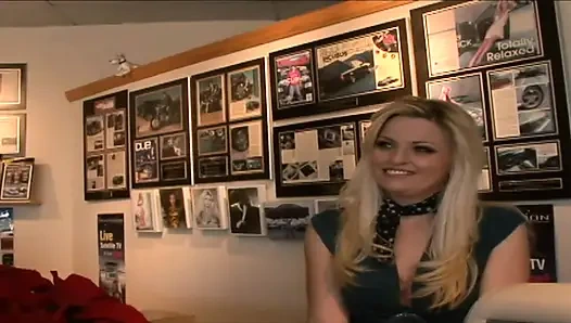 Tavlanan orta yaşlı seksi kadın sikiliyor ve yüzüne boşalma