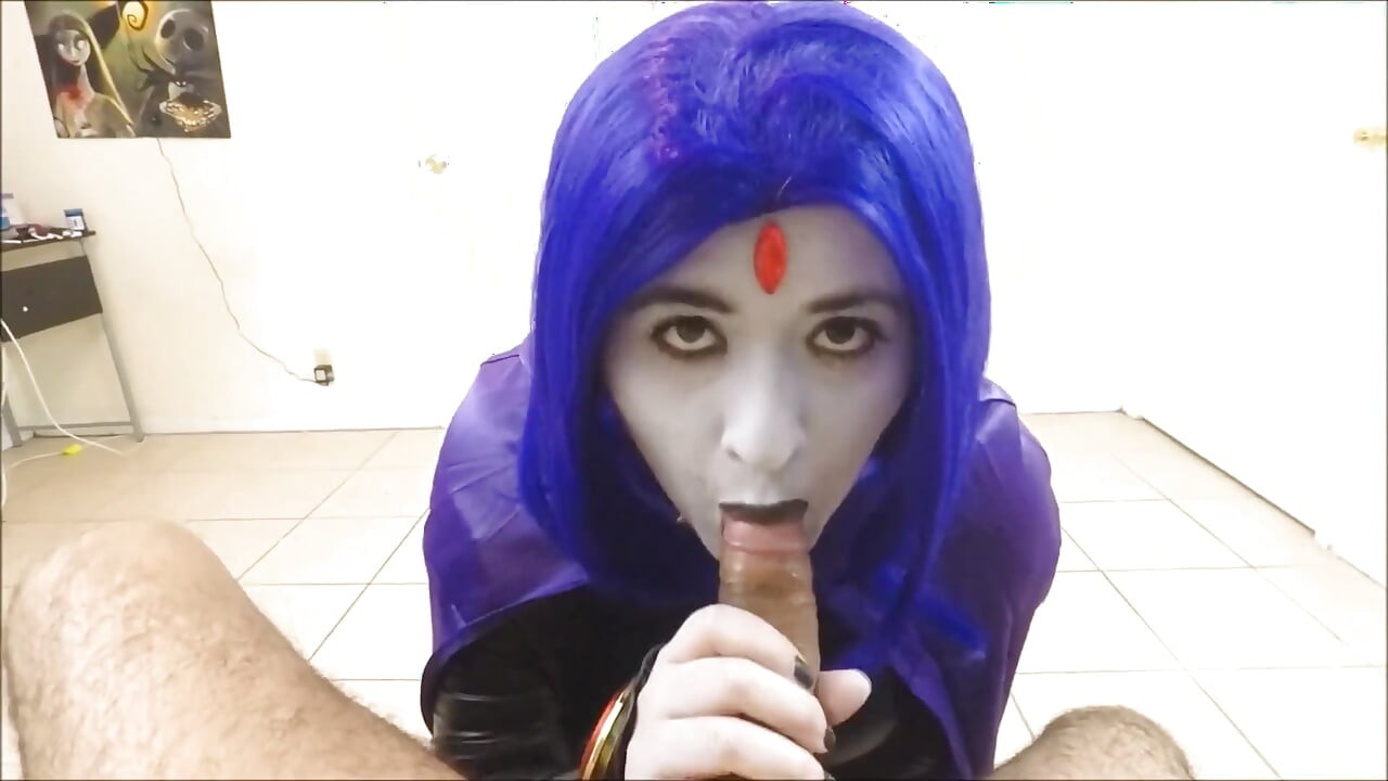 보짓물 가득한 자지를 빨아주는 Raven
