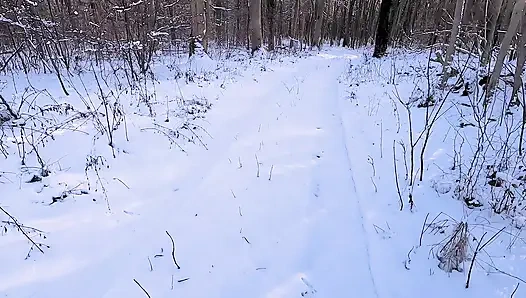 Шлепанье задницы в снегу