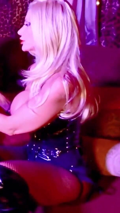 Brittany Andrews ve Vanessa Lane yaramaz hizmetçiler samimi oynuyor! | Klip 1
