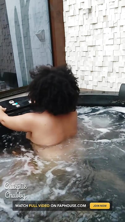 Grandota culona en bañera de hidromasaje divertida