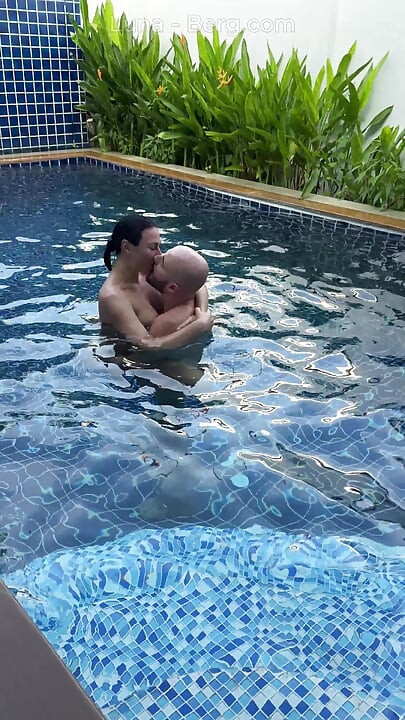 Hari kolam renang: istri semok lagi asik bersenang-senang sama kekasihnya. Toket besar, matahari, dan kontol besar
