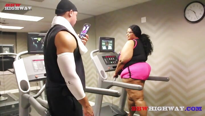 UNE BBW NOIRE À FORTE POITRINE PREND UNE BITE BIEN DURE