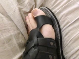 Des orteils dans des sandales qui ont une boucle qui fait le tour du gros orteil