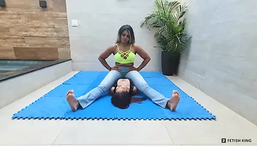 Lebian lagi asik dudukin dada - lebian dengan kaki dan otot yang kuat lagi asik