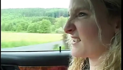 Sarışın kızı sikiyor ve yüzüne boşaltıyor