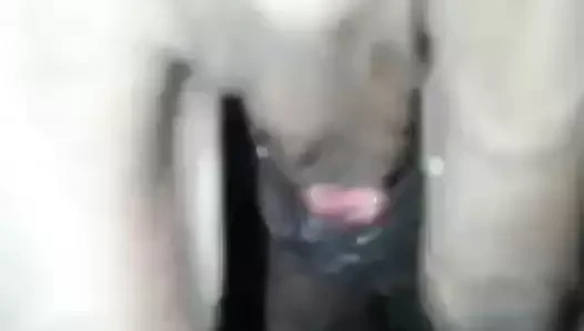 Зрелая мастурбирует