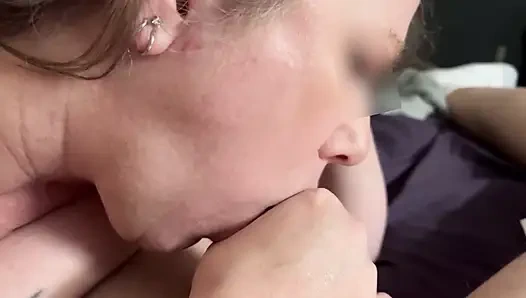 Sexy nackte ehefrau gibt dir einen blowjob und sabbert dein sperma auf ihre brust