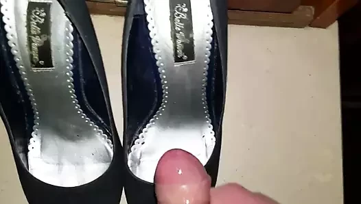 Pump porn video – Cum on girls pumps