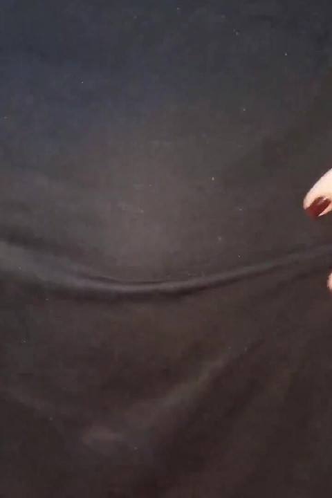 Moja kurvinska žena snima seksualne videe plešući i pokazujući svoju veliku guzu i usku rupu internetskim prijateljima