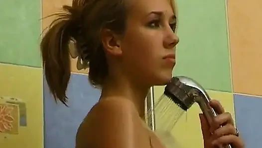 Schönes schönes teenager-mädchen duscht