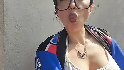 Sigara içme ve güzel Lavinia ile yeni bir rahatlatıcı mola