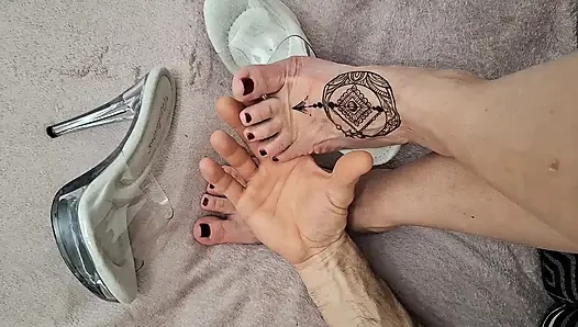 I squirt my hot partner's tattooed legs in latex high heels slippers