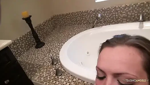 Monica Rise dizlerinin üstüne çöküyor ve sakso çekiyor ve sikiliyor