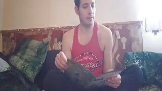 Gergely Molnar - estoy leyendo un periódico antes de mostrar mi cuerpo bajo la ducha