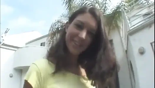 Uzun bacaklı esmer Estella 18 yaşında ve istekli